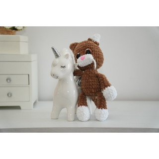 Brązowo-biały kotek pluszowy – miękka maskotka na prezent